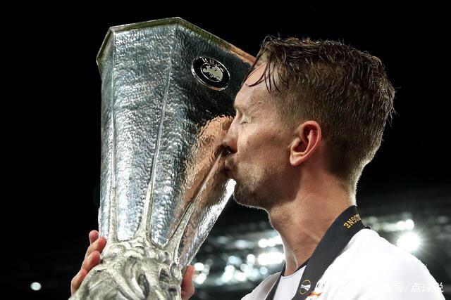 世界杯夺冠两周年，安东内拉晒梅西和金杯同框照